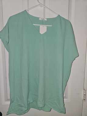 Tres Bien Mint V-Neck Short Sleeve Blouse